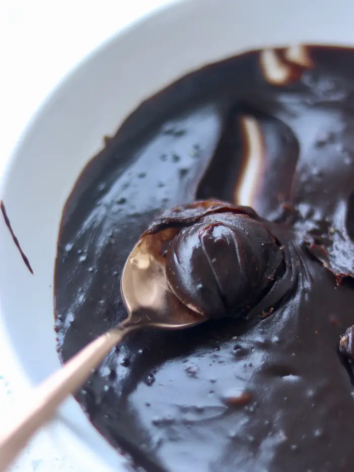 brigadeiro vegano simples servido em um prato