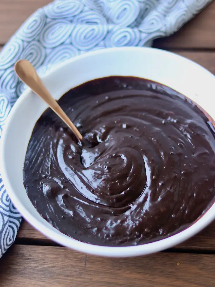 brigadeiro vegano simples servido em um prato