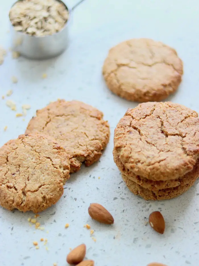 cookie vegano de amêndoas, tahine e laranja servidos em uma travessa