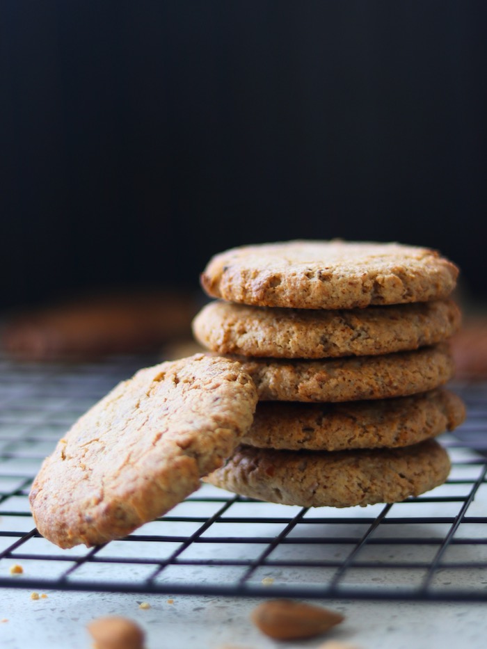 cookie vegano de amêndoas, tahine e laranja servidos empilhados em uma travessa