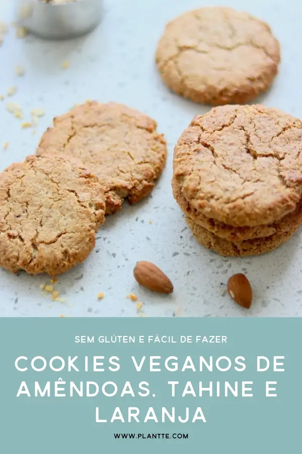 cookie vegano de amêndoas, tahine e laranja servidos em uma travessa