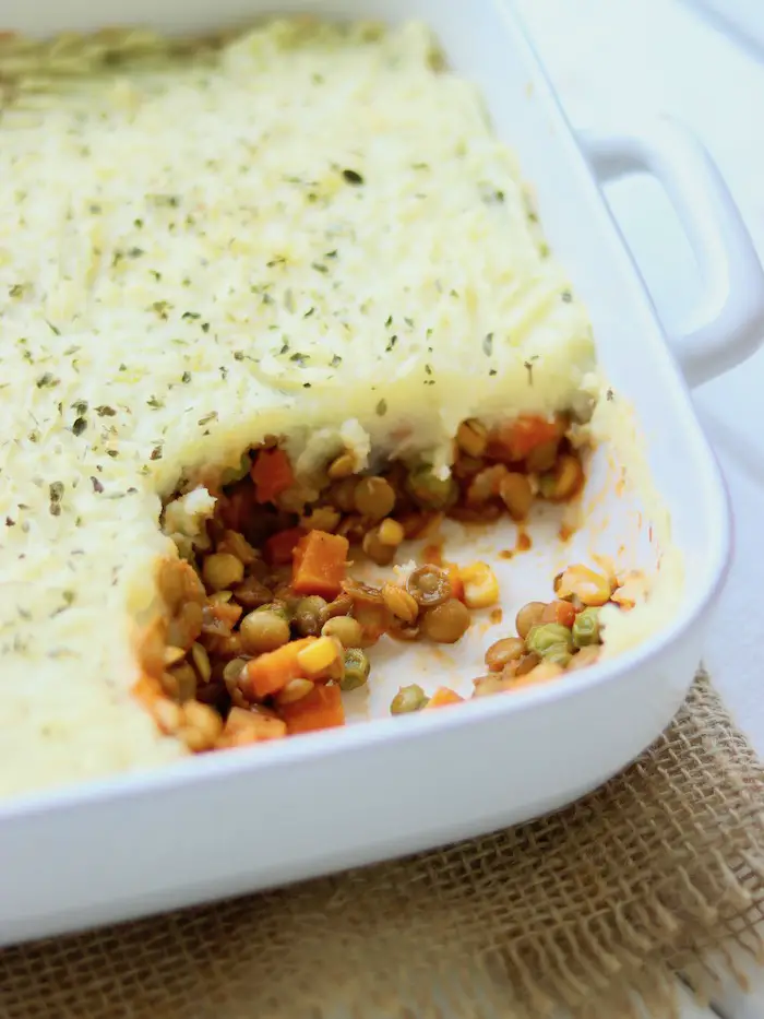 escondidinho vegano de lentilha e legumes servido em uma travessa