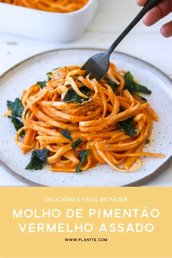 macarrão ao molho de pimentão vermelho assado servido com parmesão vegano e chips de couve