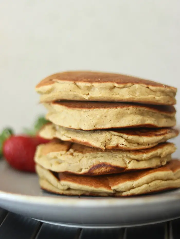 panqueca vegana doce servida com morangos frescos