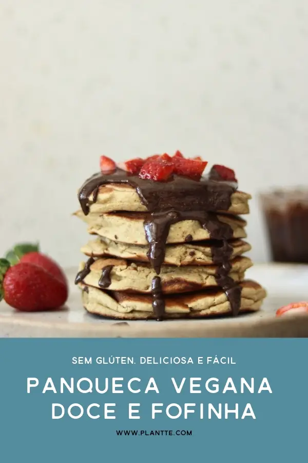 panqueca vegana doce servida com creme de avelã e chocolate caseiro e morangos frescos