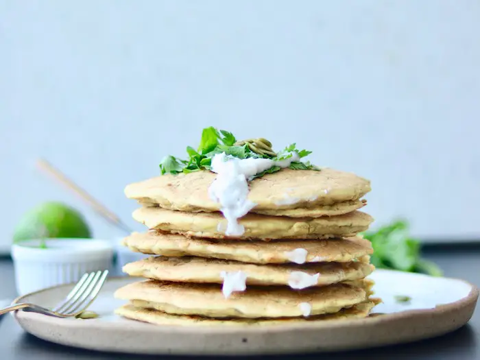 panqueca vegana salgada de grão de bico e abobrinha servida em um prato