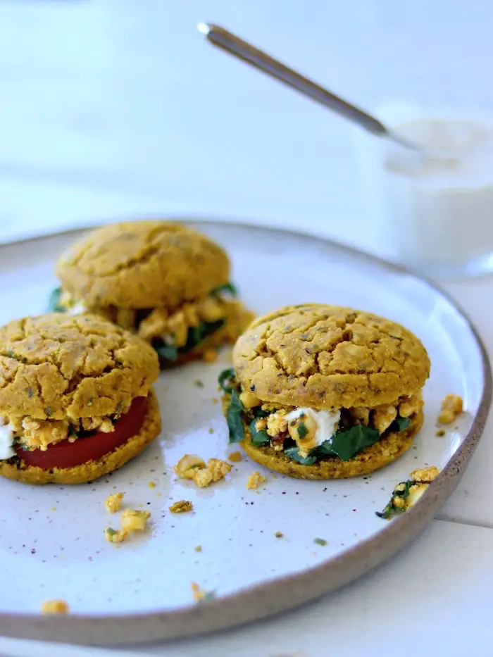 pãozinho de grão de bico e abóbora vegano e sem glúten servido com tofu mexido