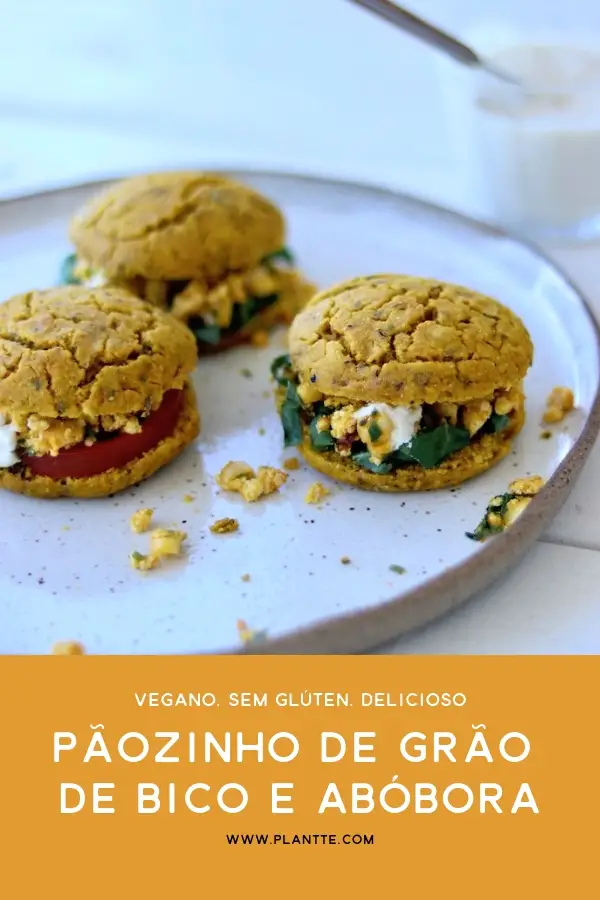 pãozinho de grão de bico e abóbora vegano e sem glúten servido com tofu mexido