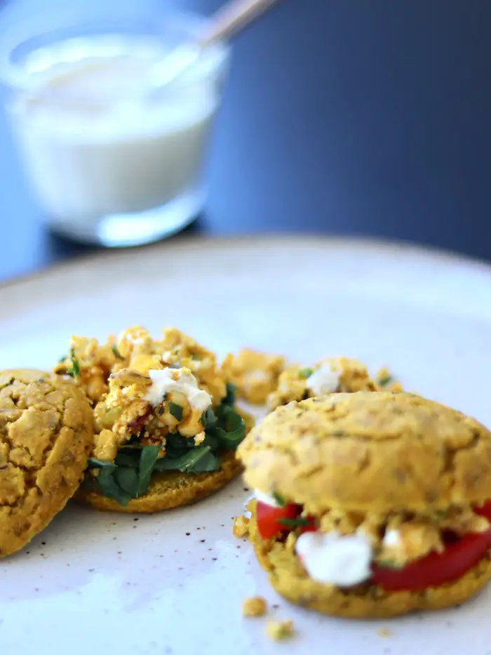 pãozinho de grão de bico e abóbora vegano e sem glúten servido com tofu mexido