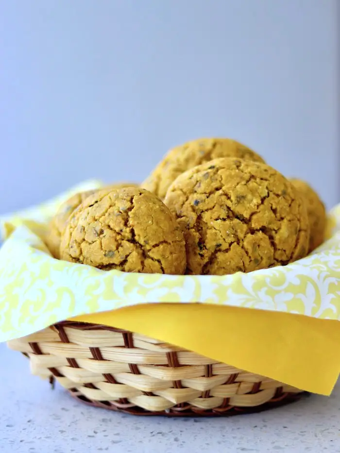 pãozinho de grão de bico e abóbora vegano e sem glúten em uma cesta com outros pães