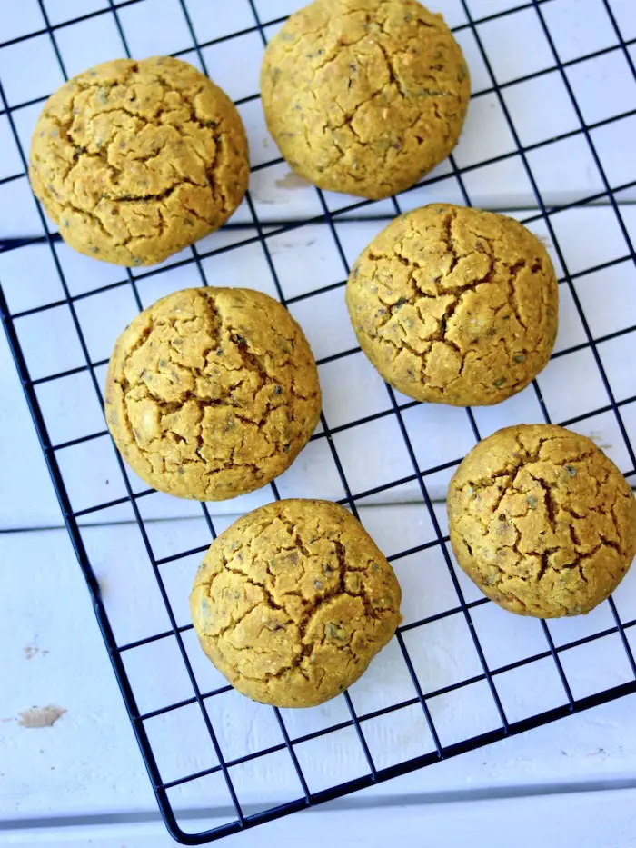 pãozinho de grão de bico e abóbora vegano e sem glúten distribuído em um prato