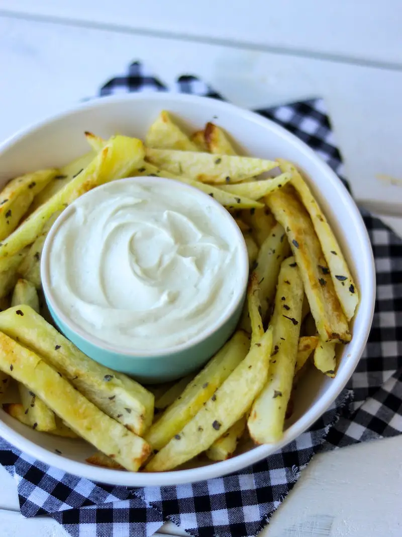 maionese de tofu e manjericão servida em um prato com batatas assadas