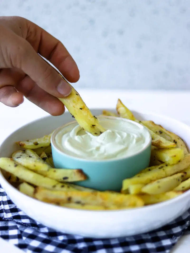 maionese de tofu e manjericão servida em um prato com batatas assadas