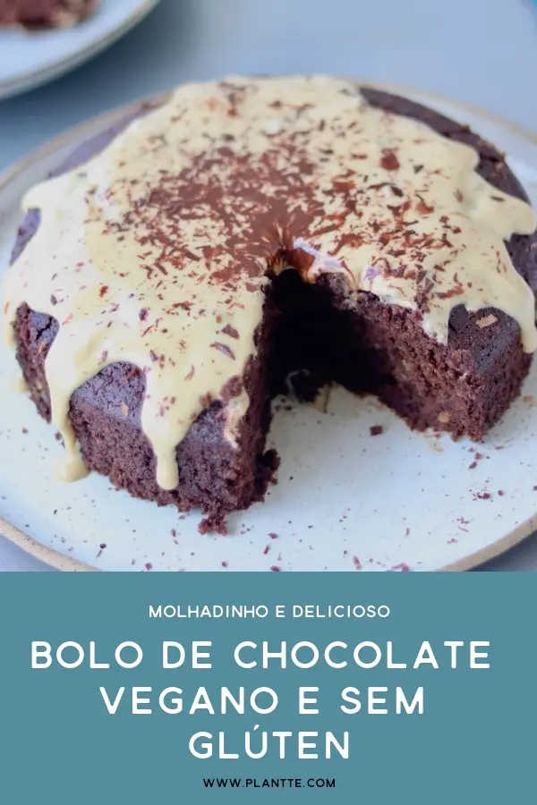 bolo vegano de chocolate sem glúten com cobertura de pasta de amendoim e raspas de chocolate servido em um prato