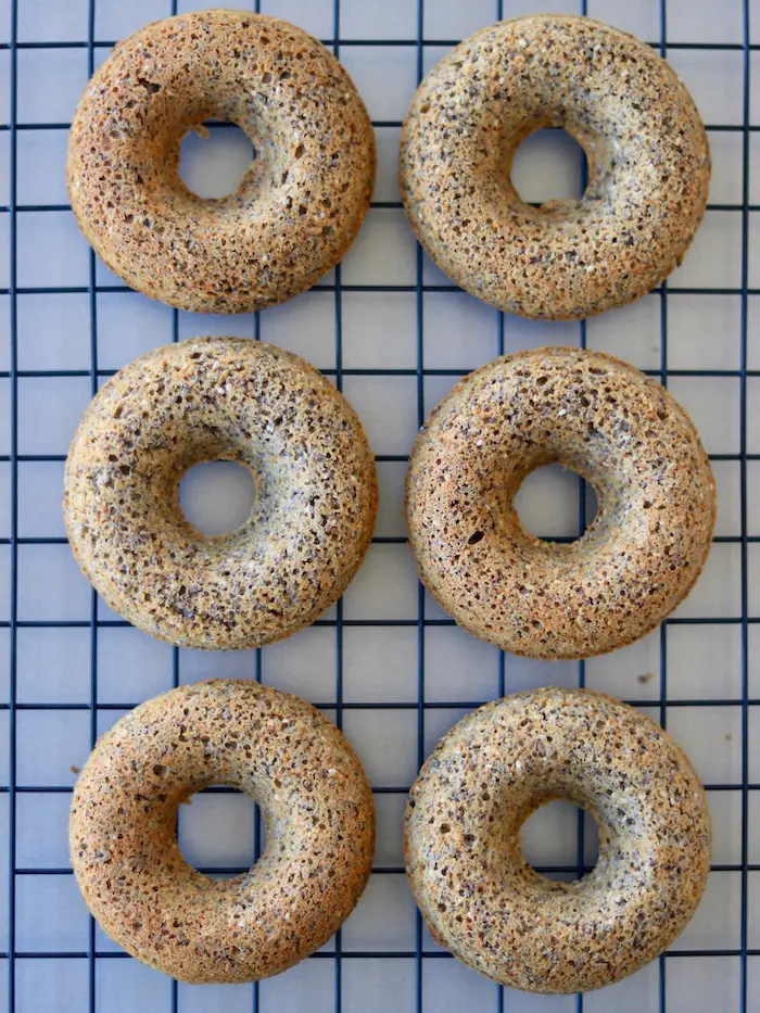 donuts veganos de aveia e chia distribuídos em uma grade de resfriamento