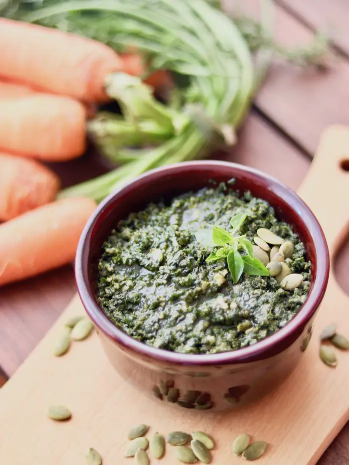 pesto de folhas de cenoura servido em uma cumbuca