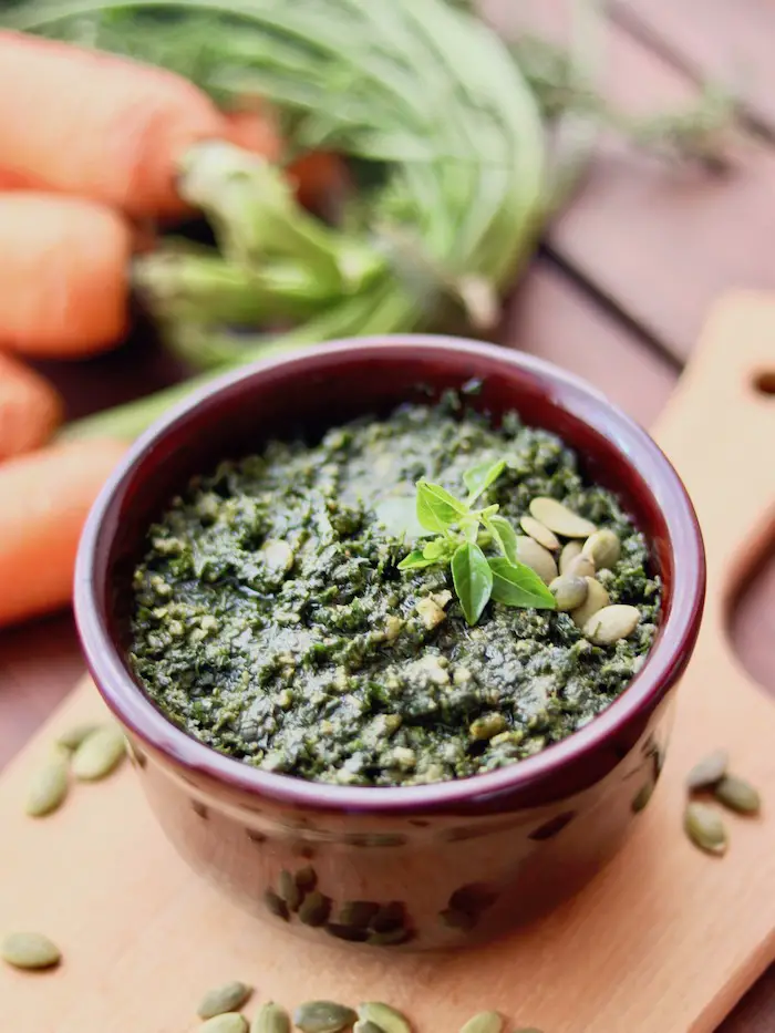 pesto de folhas de cenoura servido em uma cumbuca