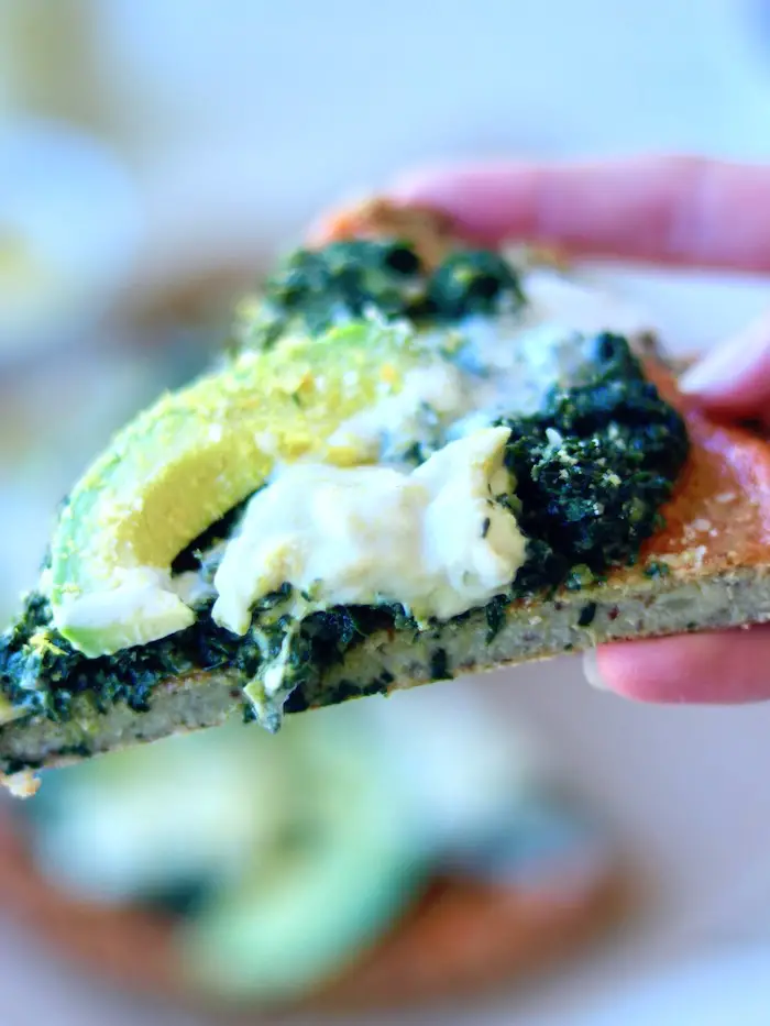 pizza vegana com massa de couve flor e creme de folhas de cenoura, queijo cremoso vegano, avocado e parmesão vegano