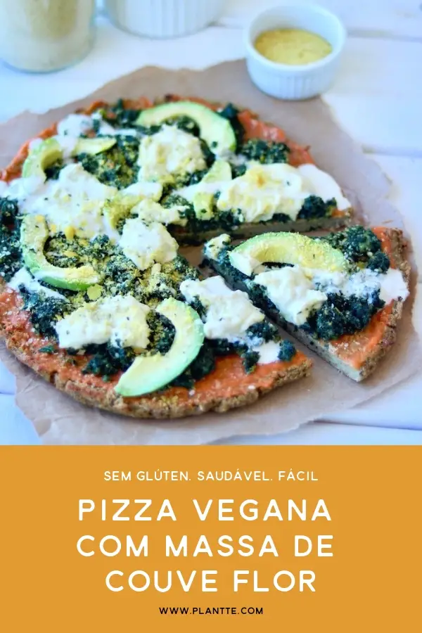 pizza vegana com massa de couve flor e creme de folhas de cenoura, queijo cremoso vegano, avocado e parmesão vegano