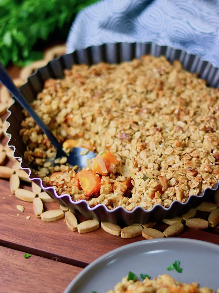 crumble vegano de legumes servido em uma travessa