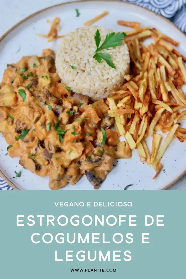 estrogonofe vegano de cogumelos e legumes servido em um prato com arroz integral e batata palha caseira