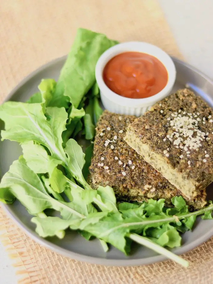 frittata vegana de folhas de cenoura e grão de bico servida com folhas de rúcula