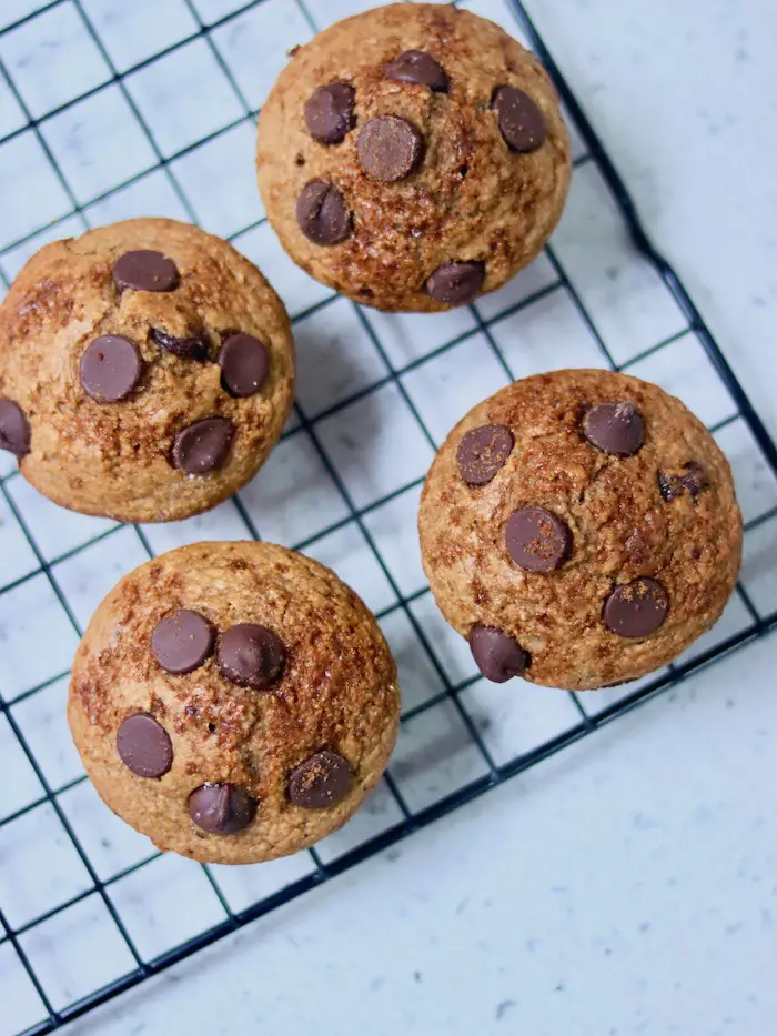 muffin vegano de banana e gotas de chocolate servido em um prato