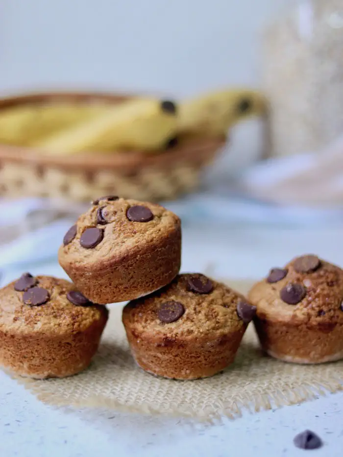 muffin vegano de banana e gotas de chocolate servido em um prato