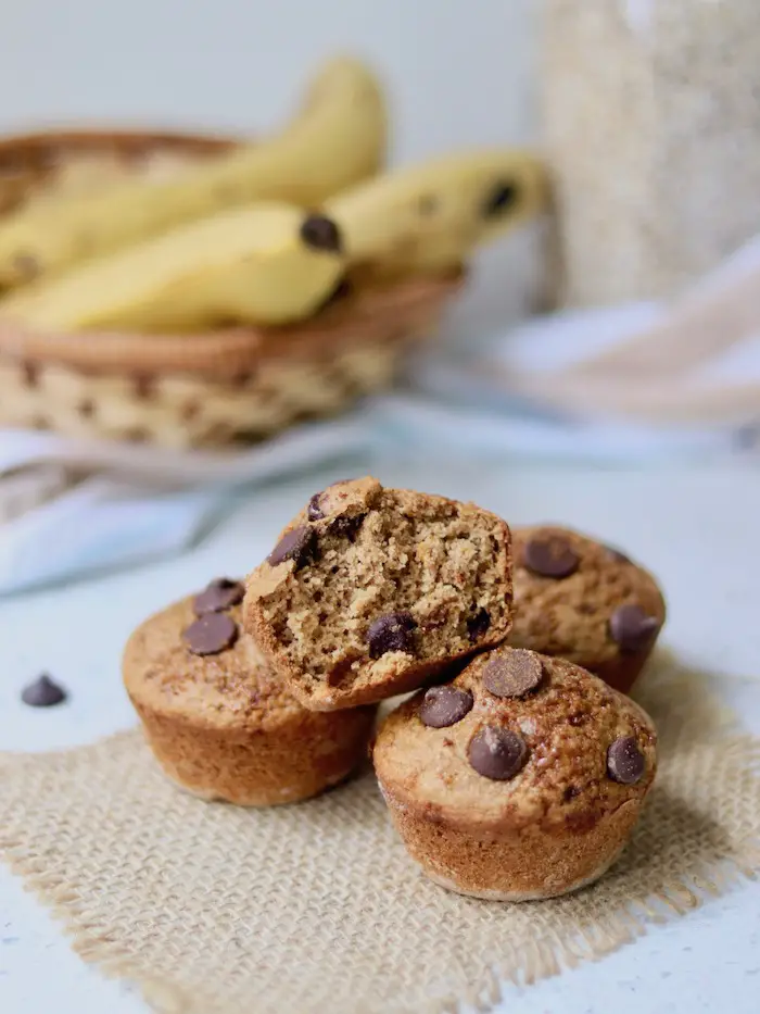 muffin vegano de banana e gotas de chocolate servido em um prato