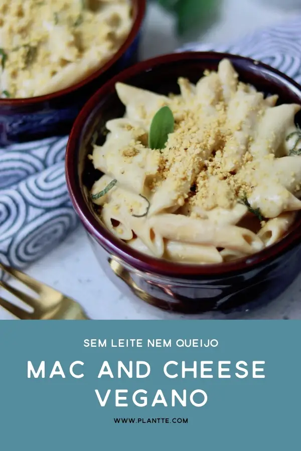 mac and cheese vegano servido em uma cumbuca com parmesão vegano e sálvia