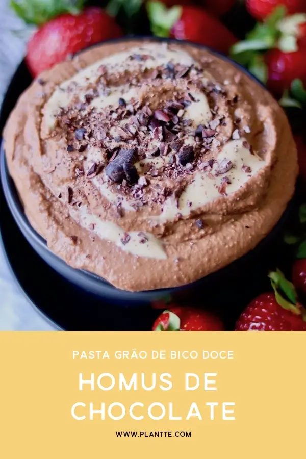 Homus doce na tigela servido com Pasta de Amendoim e Nibs de Cacau por cima, acompanhado de morangos frescos