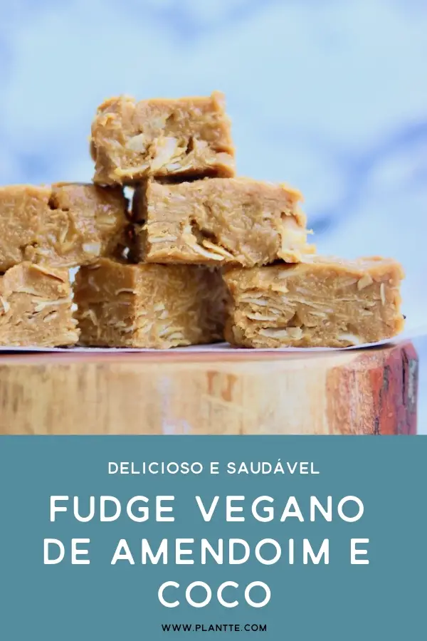 fudge vegano de amendoim e coco cortado em pedaços retangulares e empilhados em uma tábua de madeira