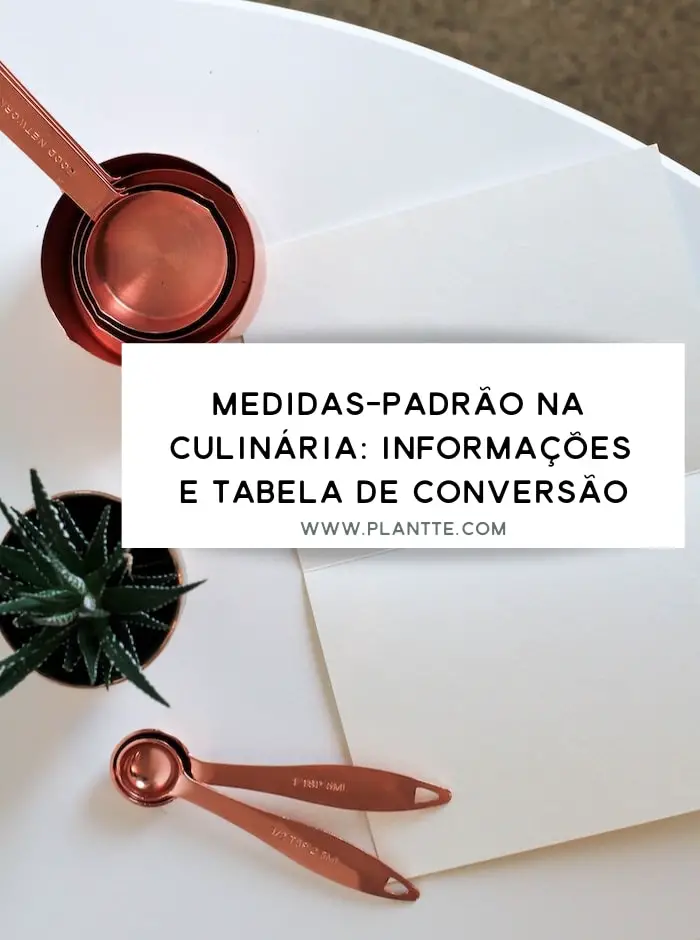 medidores de colheres e xícaras em uma mesa