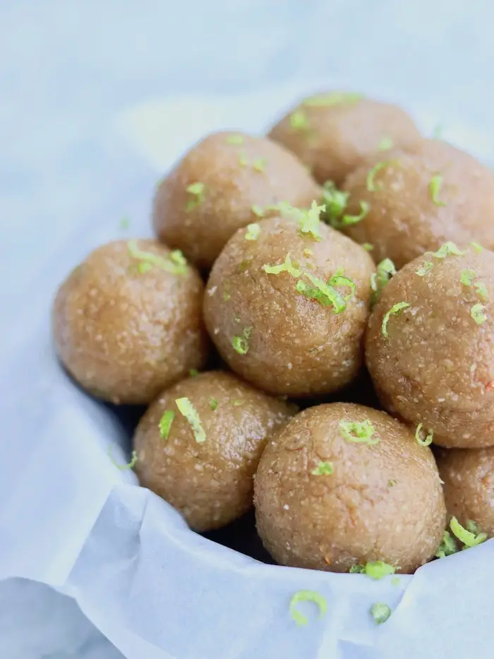 trufas veganas de amendoim, gengibre e limão servidas em uma cumbuca