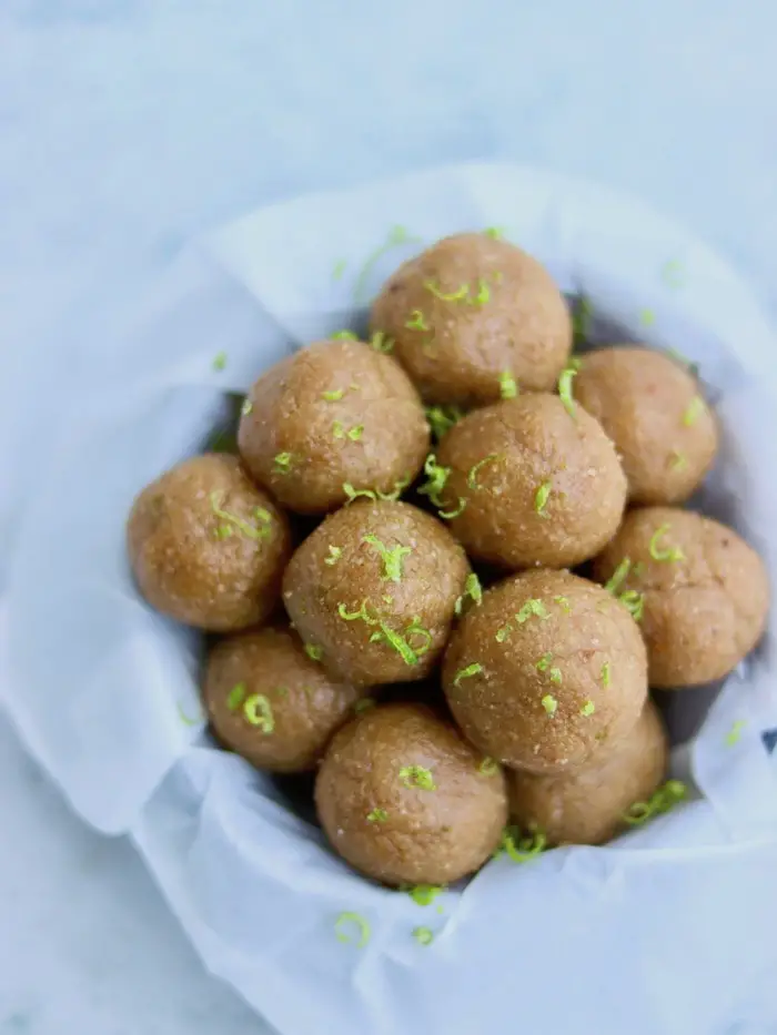 trufas veganas de amendoim, gengibre e limão servidas em uma cumbuca