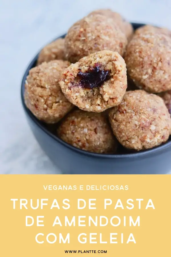 trufas veganas de pasta de amendoim recheadas com geleia servidas em uma cumbuca