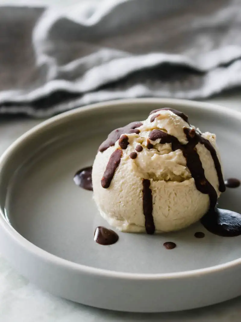 sorvete vegano de grão de bico e amendoim servido com calda de chocolate