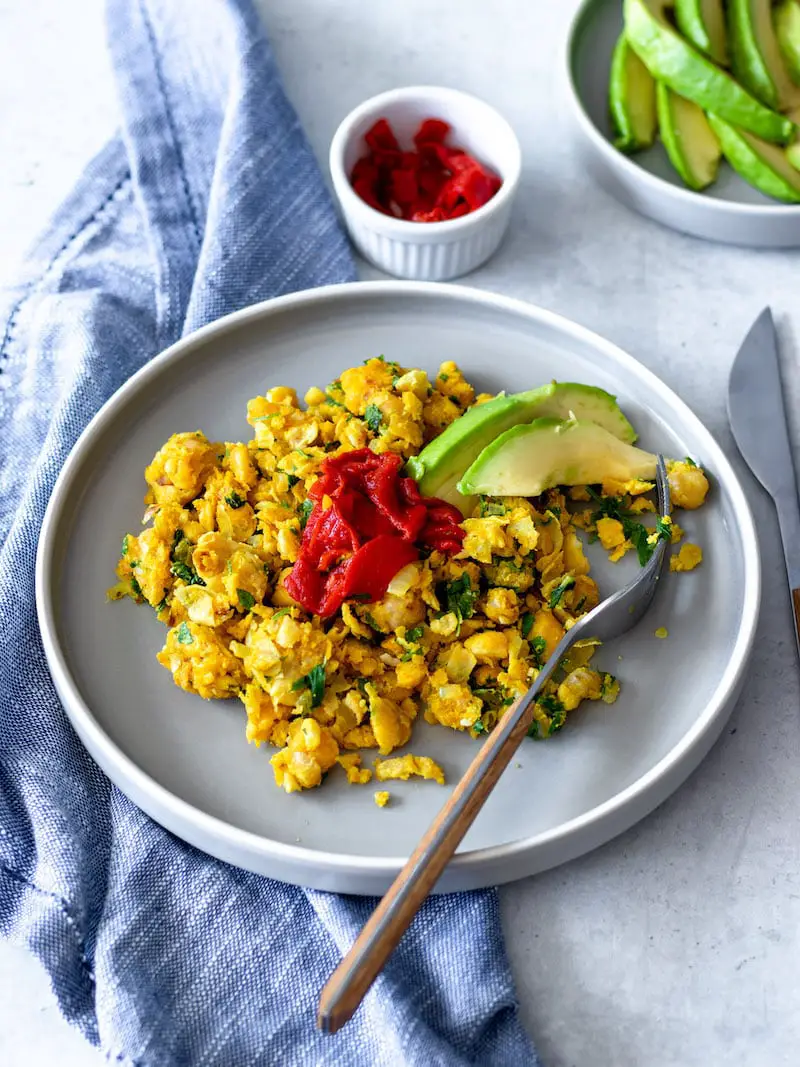 Mexido de Grão de Bico Vegano servido com pimentão vermelho assado e avocado