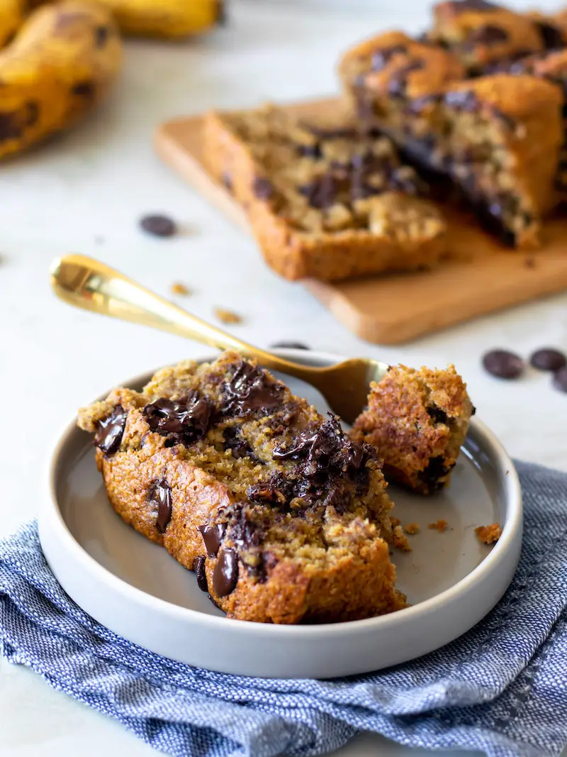 bolo de banana vegano com gotas de chocolate