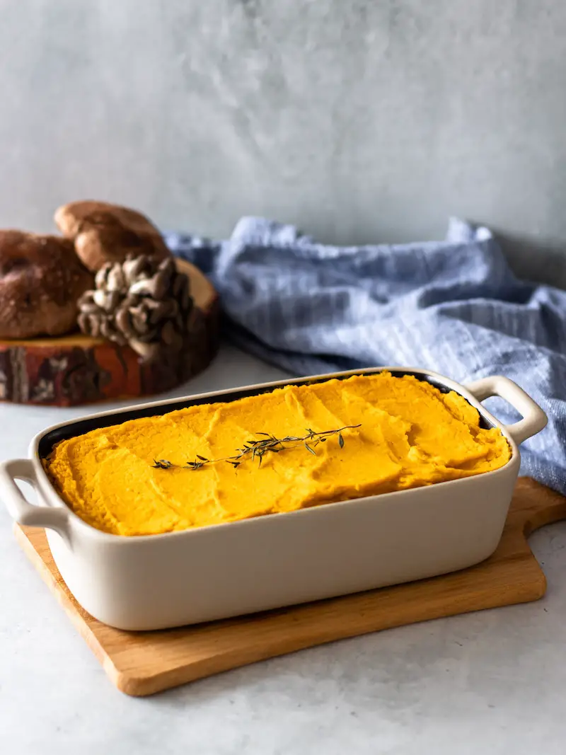 escondidinho vegano de cogumelos com purê de abóbora