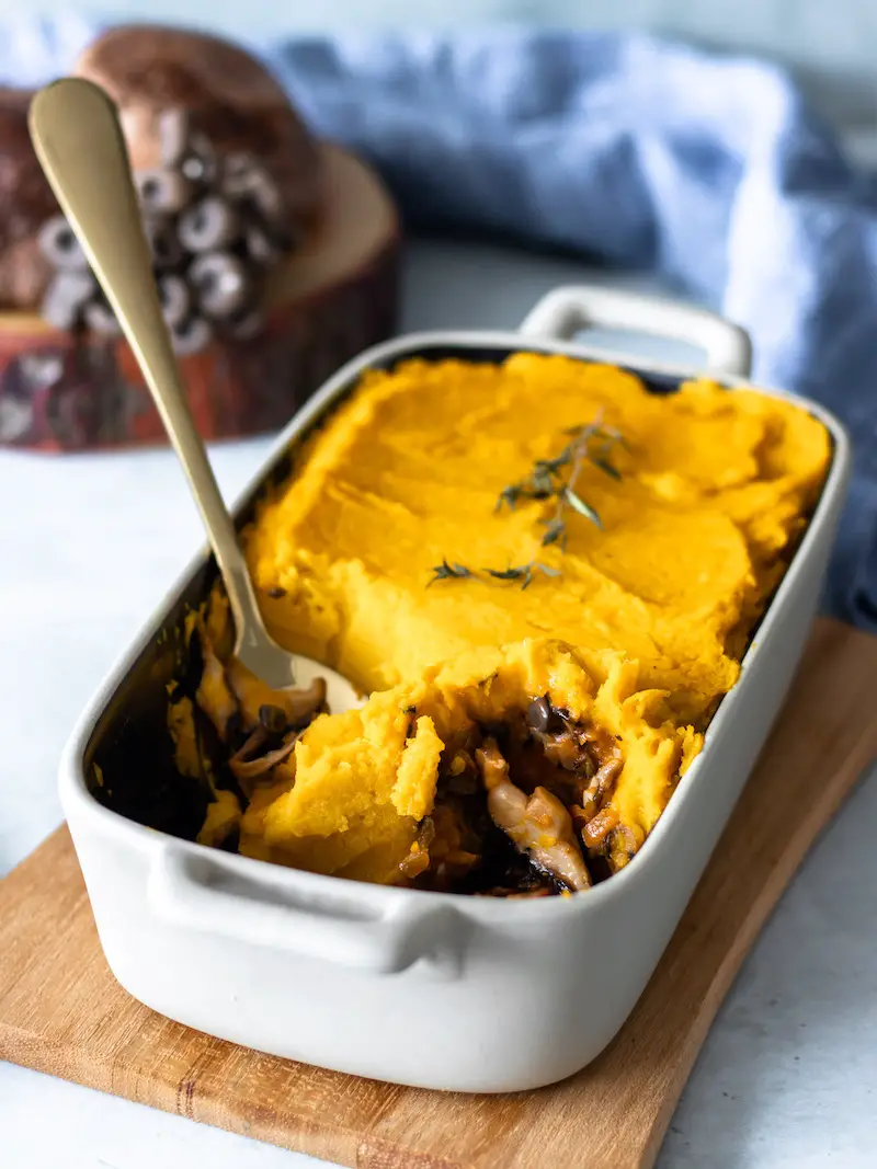 escondidinho vegano de cogumelos com purê de abóbora