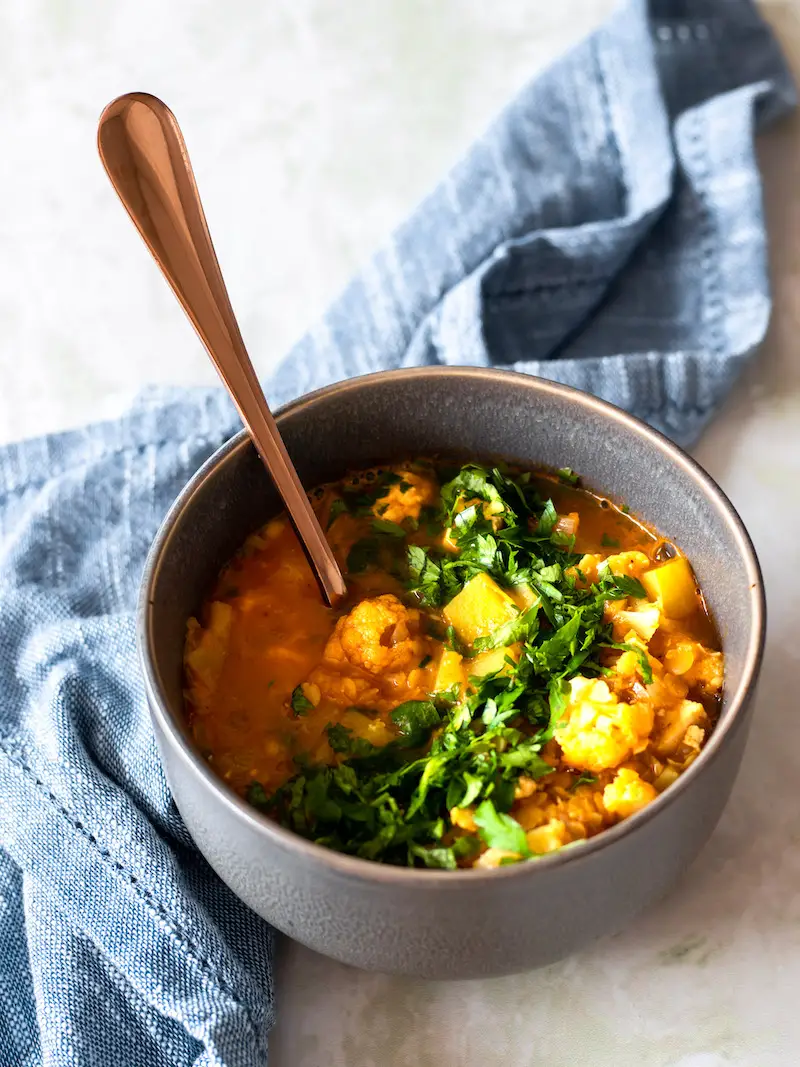 sopa de lentilha vermelha com legumes e especiarias