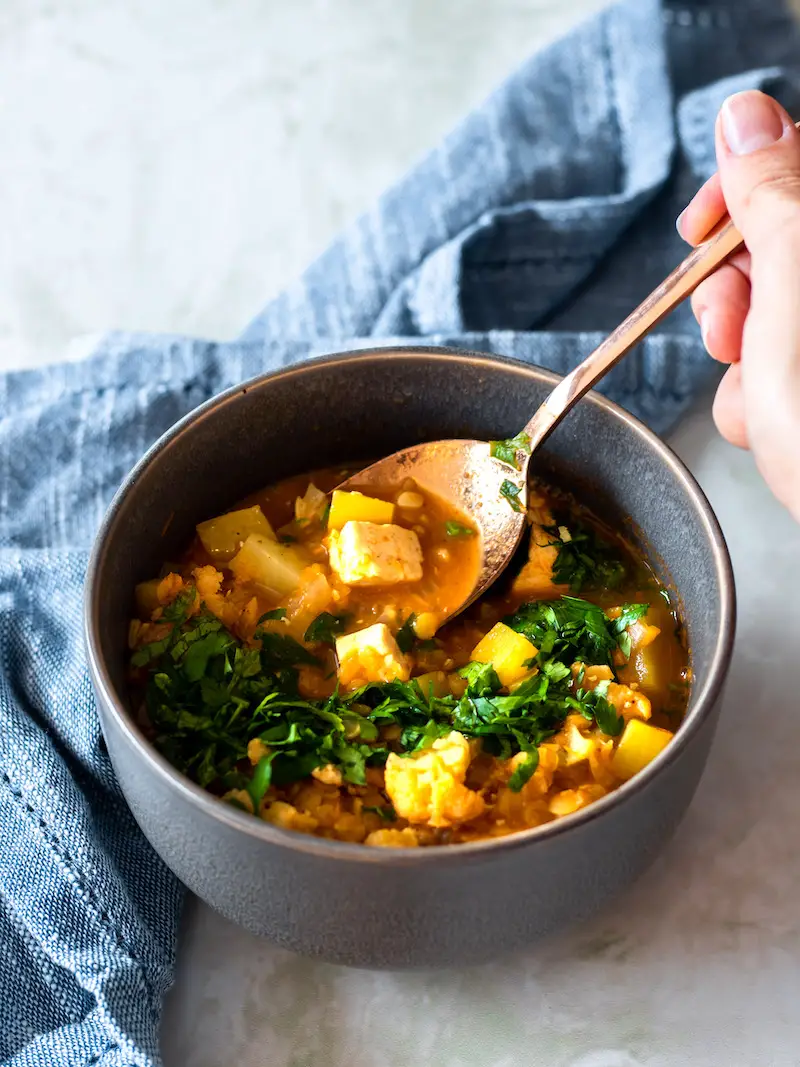 sopa de lentilha vermelha com legumes e especiarias