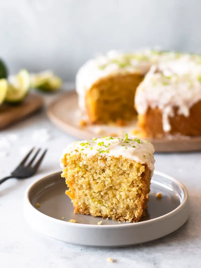 fatia de bolo de coco e limão vegano