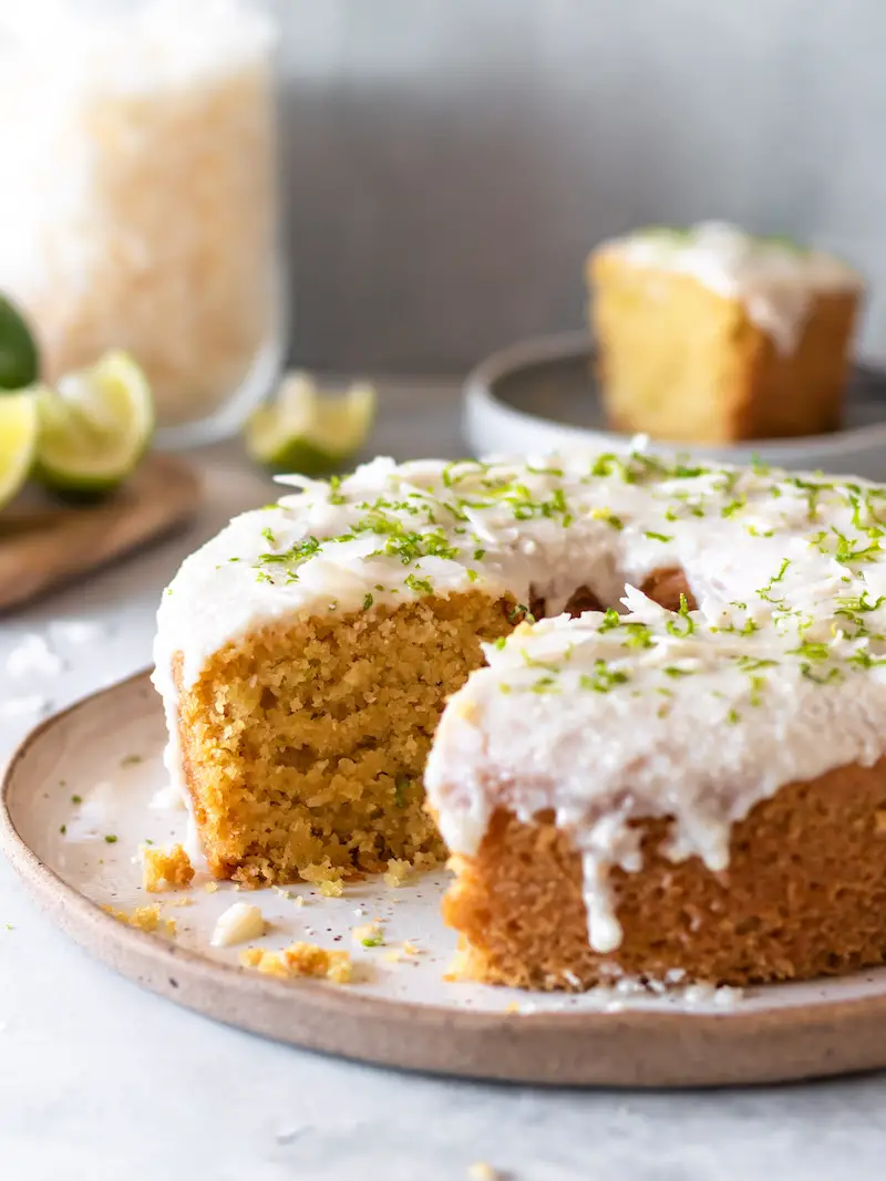 bolo de coco e limão vegano cortado