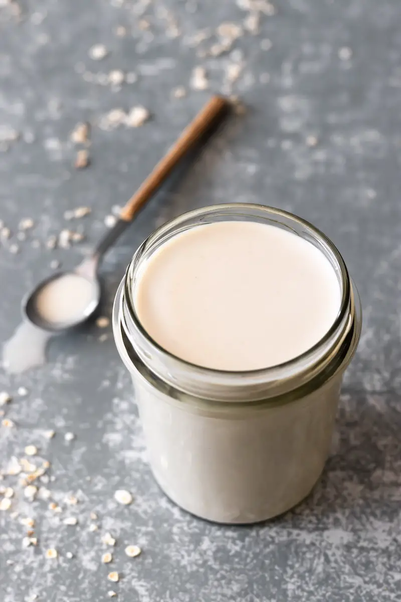 creme de leite de aveia vegano em um pote de vidro