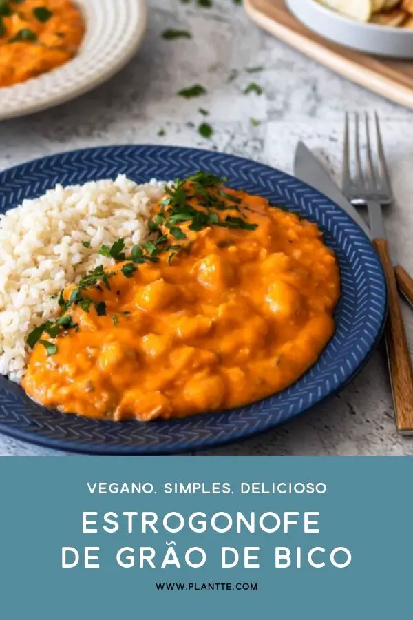 estrogonofe de grão de bico vegano servido com arroz e salsinha fresca