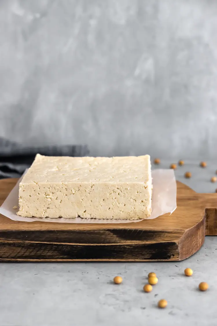 tofu caseiro em uma tábua de madeira