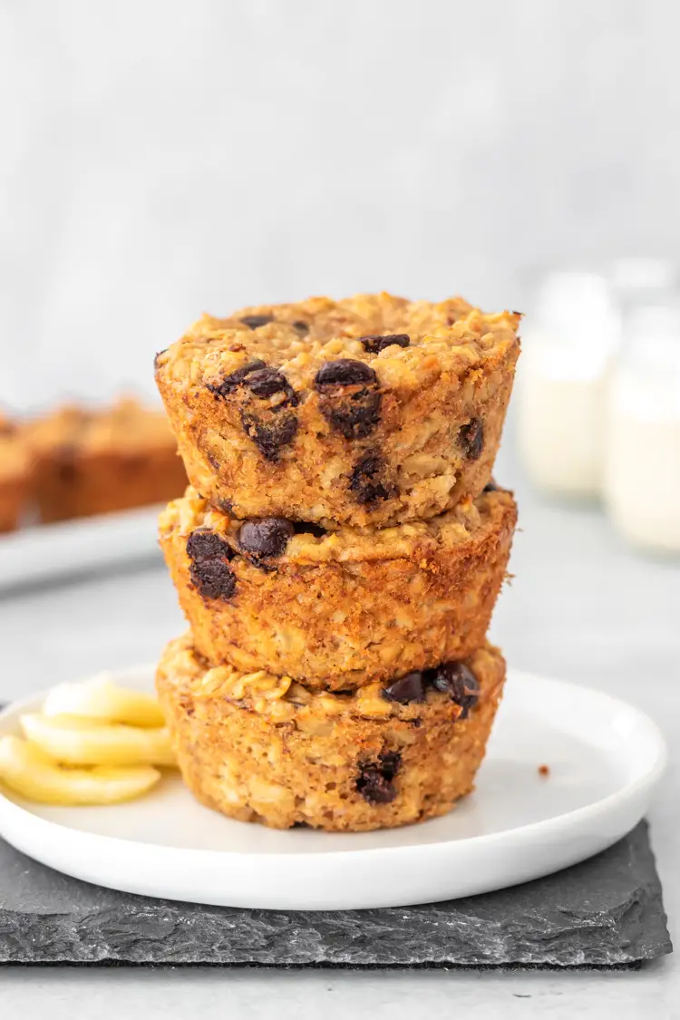 pilha com 3 muffins de banana com aveia