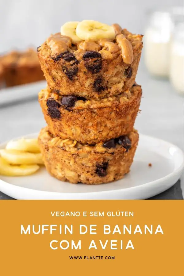pilha com 3 muffins de banana com aveia